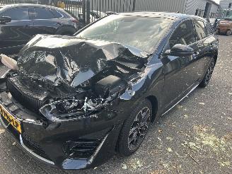 damaged passenger cars Kia Proceed 1.5 T- GDI  Automaat GT-Line  ( Panoramadak ) 2022/10