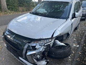 Auto incidentate Mitsubishi Outlander 2.4 PHEV   Intense  Automaat 2018/10