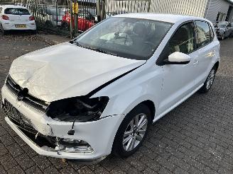 krockskadad bil auto Volkswagen Polo 1.2 TSI  Comfortline 2015/2