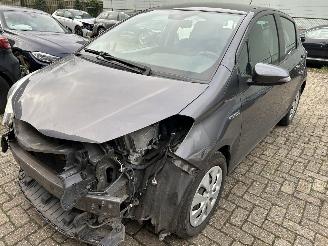 damaged passenger cars Toyota Yaris 1.5 Hybrid  Automaat 2013/3
