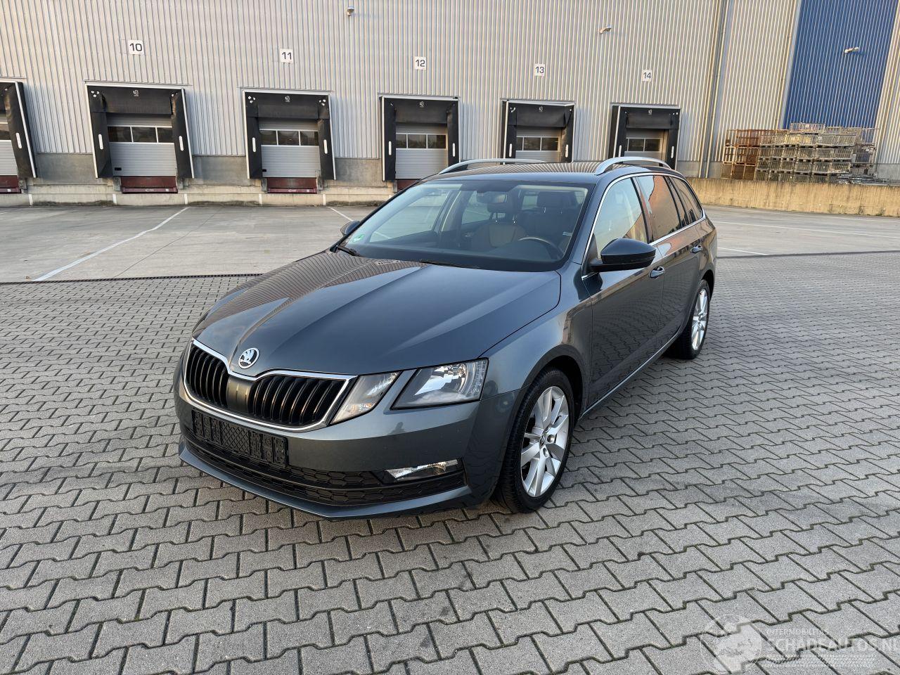 Skoda Octavia 1.6 TDI DSG KLIMA NAVI AHK SITZHEIZUNG