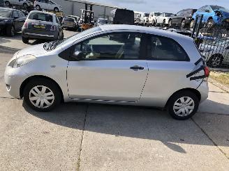 krockskadad bil auto Toyota Yaris 1.0i AIRCO 2010/3
