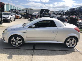 damaged passenger cars Opel Tigra 14i 16v 88000 km 2009/6
