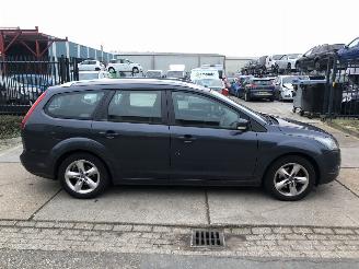 Vaurioauto  passenger cars Ford Focus 16i 74kW E5 Combi 2011/1