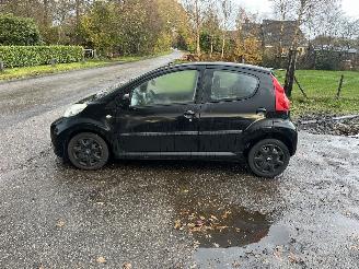 Peugeot 107 Weinig km !! picture 2