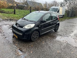 Vaurioauto  passenger cars Peugeot 107 Weinig km !! 2009/6