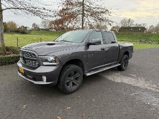 damaged passenger cars Dodge Ram Pick Up 1500 sport 5.7 V8 / 4x4 / Panorama 2014/2