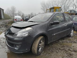 disassembly passenger cars Renault Clio 1.4-16V Dynamique Luxe 2006/4