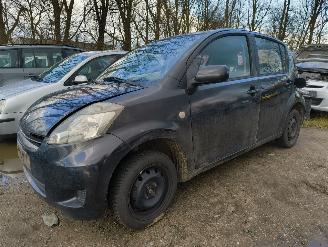 Coche siniestrado Daihatsu Sirion 2 1.0-12V Premium 2007/10
