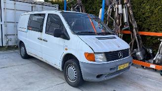 krockskadad bil auto Mercedes Vito 2.3 108D Bus  Diesel 2.299cc 58kW (79pk) FWD 1996-02/1999-01 (638.164) OM601942 1997/7