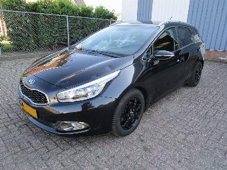krockskadad bil auto Kia Cee d 1.6 GDI Navi Camera Clima 6-Bak 2013/1