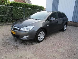 Damaged car Opel Astra 2.0 CDTI Navi Clima 6-Bak 2011/10