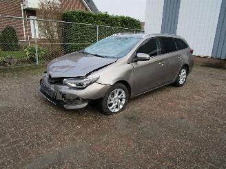 damaged passenger cars Toyota Auris 1.8 Hybride Navi Camera Leder 2015/11