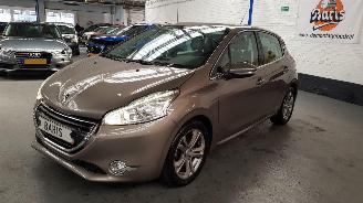Vaurioauto  passenger cars Peugeot 208 1.6 VTI 16V  BENZ 1.598CC 88KW 120PK 2014/1