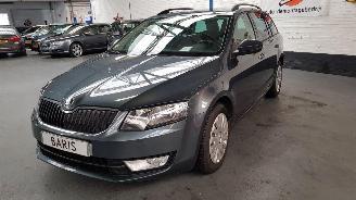 uszkodzony samochody osobowe Skoda Octavia 1.6 TDI GREENLINE 16V COMBI/O 4DRS DSL 1.598CC 81KW 110PK 2016/1