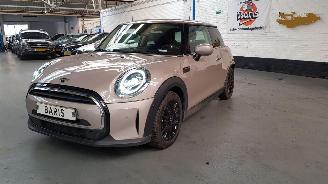 uszkodzony samochody osobowe Mini Cooper 1.5 12V COOPER AUT 2DRS BENZ 1.499CC 100KW 136PK 2024/2