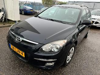 Unfallwagen Hyundai I-30 i30 CW 1.4i Blue Dynamic  80 kW / 109 PK(MOTORSCHADE) 2010/4