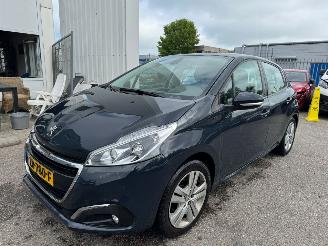 Vaurioauto  passenger cars Peugeot 208 1.2 PureTech Signature BJ 2019 2019/1