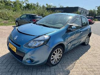 Coche accidentado Renault Clio 1.6 Dynamique AUTOMAAT 2010/4