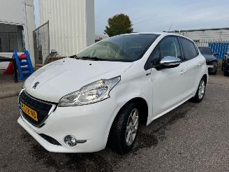 Vaurioauto  passenger cars Peugeot 208 1.2 VTi Style 2015/1