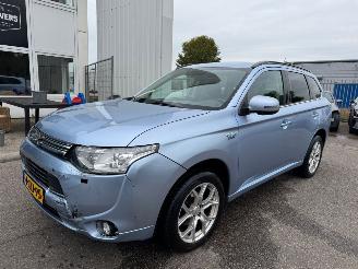 Unfallwagen Mitsubishi Outlander 2.0 PHEV Instyle+ AUTOMAAT 2013/12