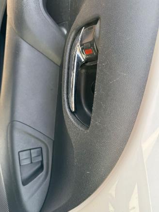 Peugeot 108 1.0 e-VTi Allure picture 18