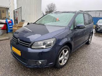 Vaurioauto  passenger cars Volkswagen Touran 1.6 AUTOMAAT TDI Highline BlueMotion BJ 2014 513.424 KM 2014/1