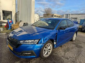damaged passenger cars Skoda Octavia 1.0 AUTOMAAT  e-TSI Sport Business 121.602 KM 2021/4