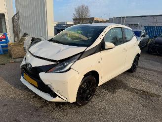 Vaurioauto  passenger cars Toyota Aygo 1.0 VVT-i x-play BJ 2014 142.605 KM 2014/9