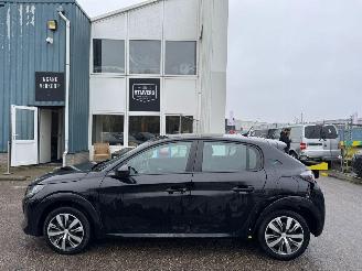 Vaurioauto  passenger cars Peugeot e-208 EV Active Pack 50 kWh AUTOMAAT 2023/10