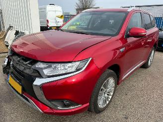 uszkodzony samochody osobowe Mitsubishi Outlander 2.4 AUTOMAAT PHEV Intense+ 2020/11