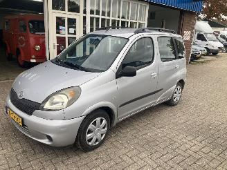 Vaurioauto  passenger cars Toyota Yaris-verso YARIS VERSO 1.3 16V VVTI 2000/3