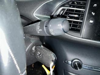 Peugeot 308 308 (L3/L8/LB/LH/LP), Hatchback 5-drs, 2013 / 2021 1.2 12V e-THP PureTech 110 picture 17