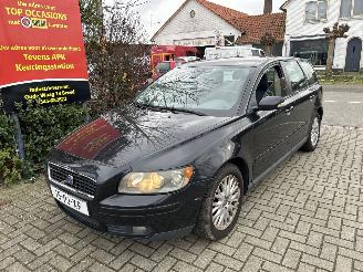 Vaurioauto  passenger cars Volvo V-50 2.4 MOMENTUM 2004/7