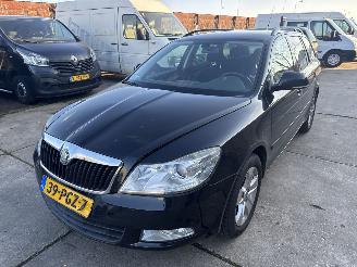 krockskadad bil auto Skoda Octavia COMBI  1.2 TSI  Business Line 2011/1