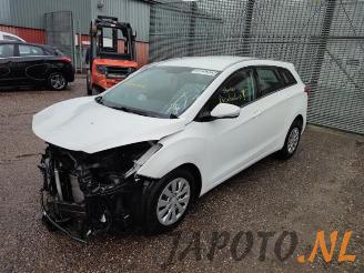 Salvage car Hyundai I-30 i30 Wagon (GDHF5), Combi, 2012 1.6 CRDi Blue Drive 16V VGT 2015/11