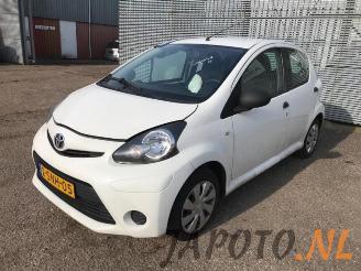 Coche siniestrado Toyota Aygo Aygo (B10), Hatchback, 2005 / 2014 1.0 12V VVT-i 2013/11