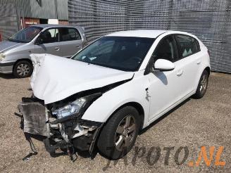 Coche siniestrado Chevrolet Cruze Cruze (305), Hatchback, 2010 / 2015 1.6 16V VVT 2012/3
