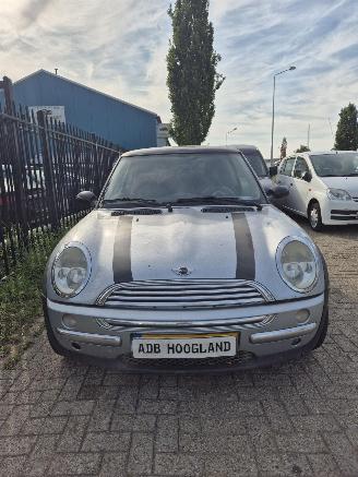 Coche siniestrado Mini One Cooper (R50) Hatchback 1.6 16V Cooper (W10-B16A) [85kW] 5-BAK 2001/1