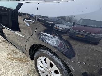 Volkswagen Touran (1T3) MPV 1.2 TSI (CBZB) picture 18