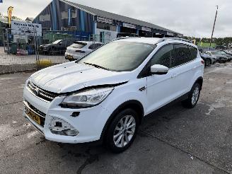Schadeauto Ford Kuga 1.5 110KW Titanium Plus Clima Navi Camera 2015/4