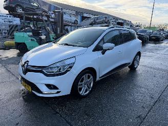 Damaged car Renault Clio 0.9 TCE 66KW Airco Navi Led Limited 2019/2