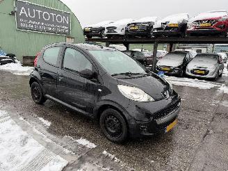 Damaged car Peugeot 107 1.0-12V XR 50KW Airco Navi 5-Drs NAP 2011/9