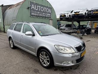 Schadeauto Skoda Octavia 1.6 TDI 77KW Clima Navi Xenon Elegance 2012/7