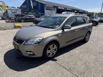 Coche accidentado Kia Cee d 1.4 CVVT 66KW Clima X-Executive NAP 2010/11