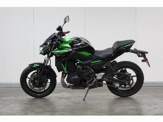 krockskadad bil motor Kawasaki Z 650 rijdbare schade 2022/8