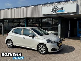 Schadeauto Peugeot 208 1.2 PureTech Blue Lion Navigatie Airco Cruise 2016/11