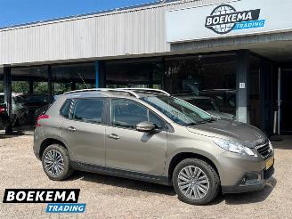 Damaged car Peugeot 2008 1.2 PureTech Automaat Glazen dak Navi Airco Cruise 2016/3