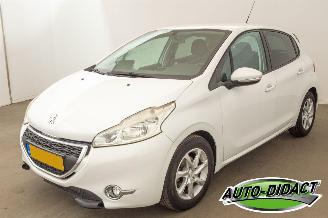 uszkodzony samochody osobowe Peugeot 208 1.2 e-VTi Automaat Blue Lease 2013/11