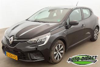 Vaurioauto  passenger cars Renault Clio 1.6 E-Tech Hybrid 59.938 km Clima 145 Equilibre 2022/12